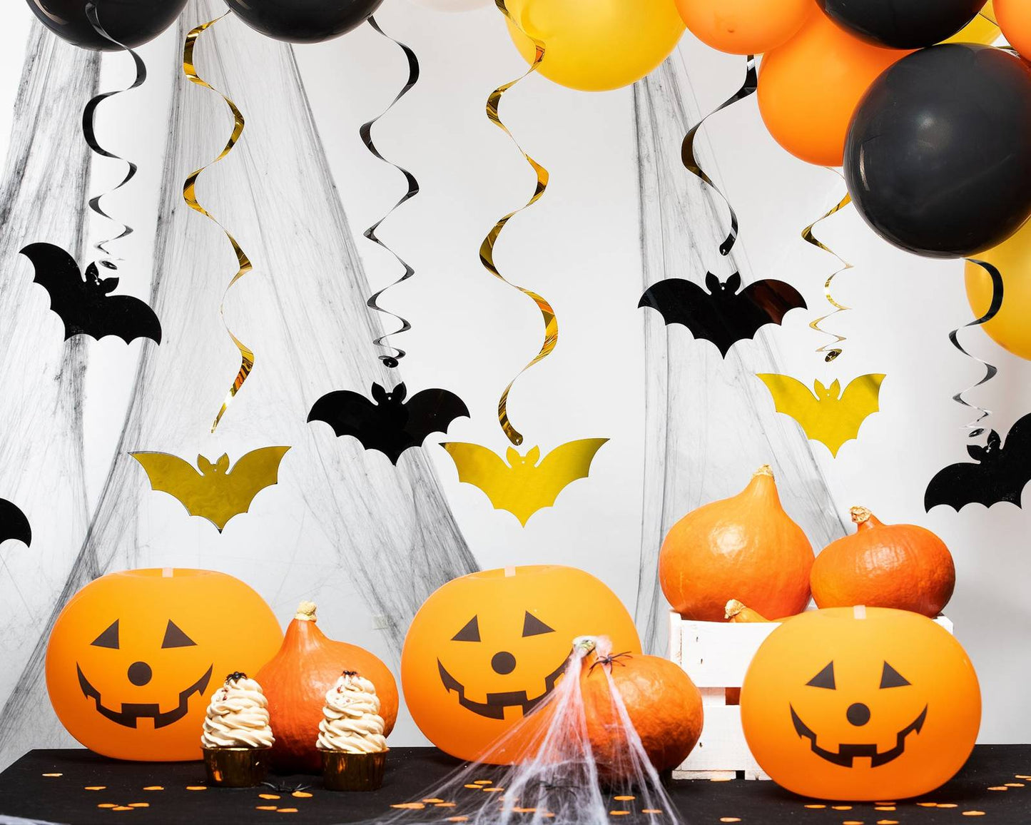 Halloween decorations, gold bats - black and gold 6 pcs
